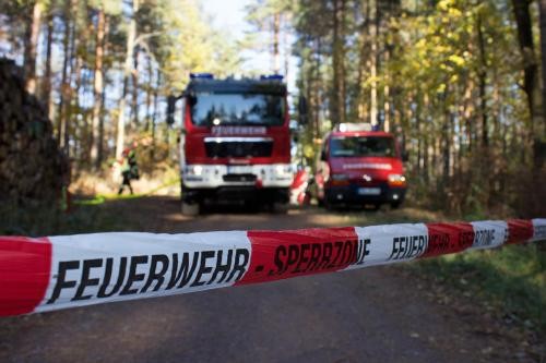Symbolbild Feuerwehrfahrzeuge im Wald
