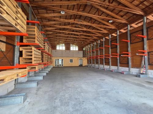 Das Innere der Lagerhalle