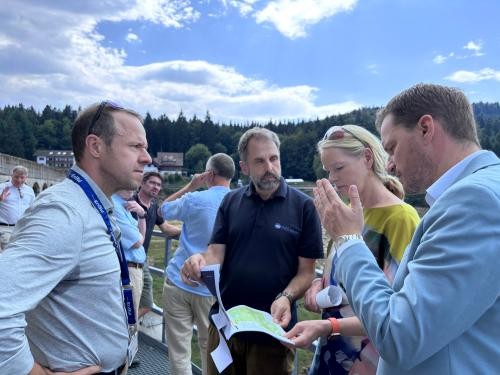 Ministerin Walker im Gespräch mit Bürgermeister Stiebler und Vertretern von EnBW und dem Planungsbüro rbs wave