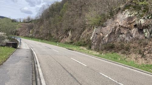 Straßenabschnitt der B462 vor der Sanierung