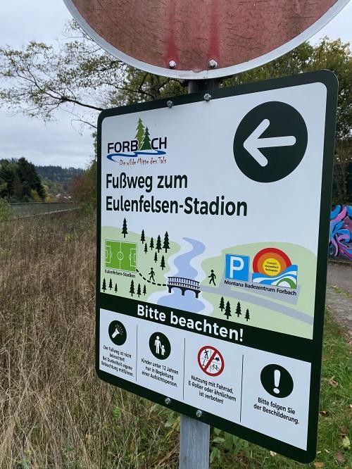 Bild der Ausschilderung des Wegs zum Eulenfelsenstadion