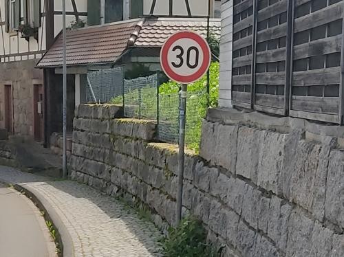 Neues Tempo 30 Schild in der Friedrichstraße