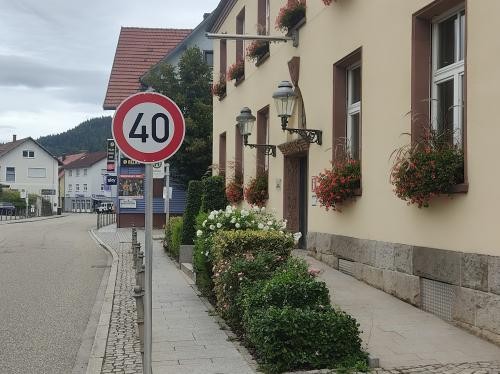 Tempo40-Schild vor dem Rathaus Forbach