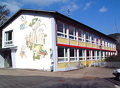 Außenansicht der ehemaligen Schule Langenbrand, heute Haus der Vereine